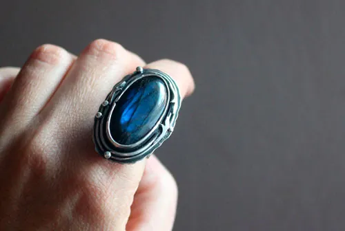 Luna de escarcha sobre el bosque, anillo élfico en plata y labradorita