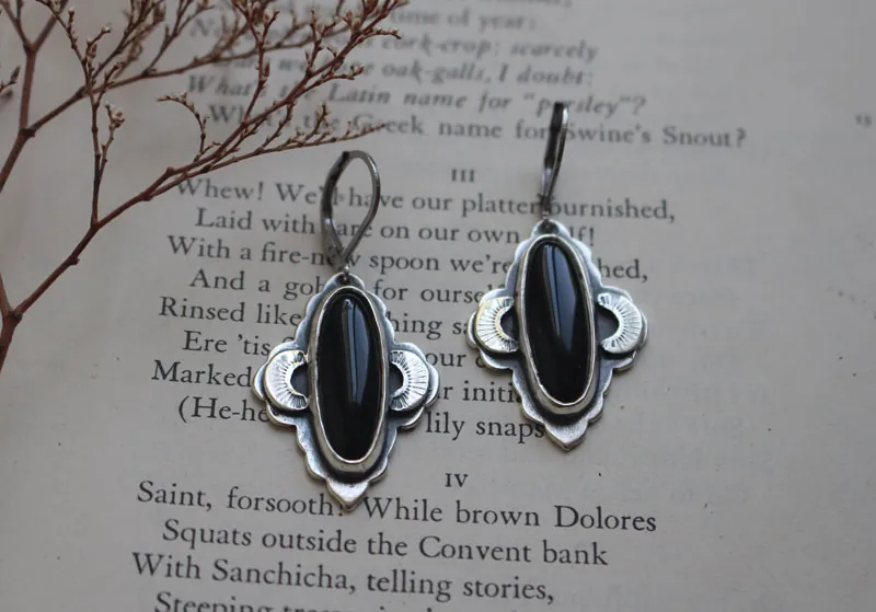 Luna de ónix, aretes orientales en plata y ónix