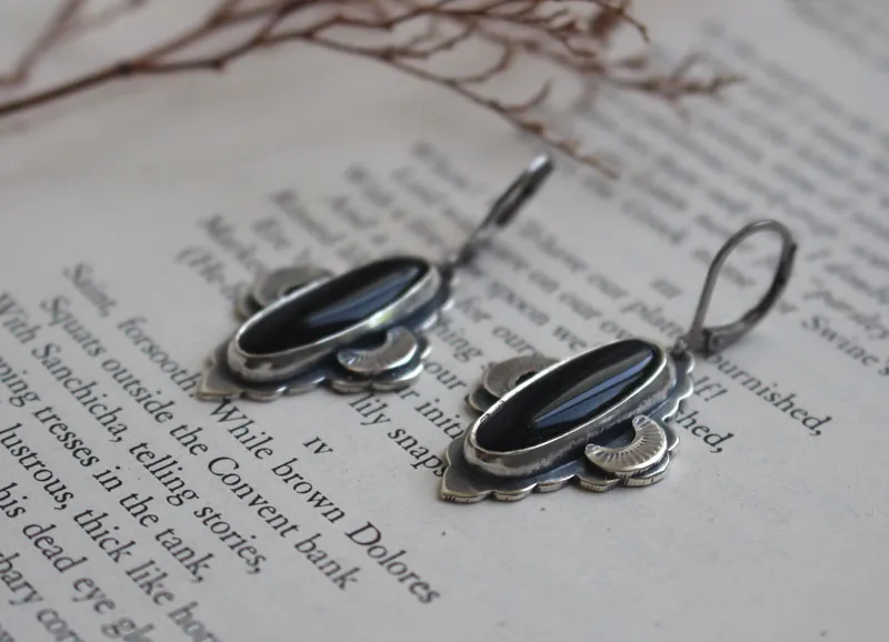 Luna de ónix, aretes orientales en plata y ónix