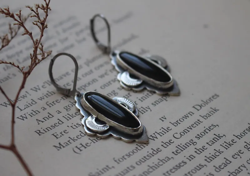 Luna de ónix, aretes orientales en plata y ónix