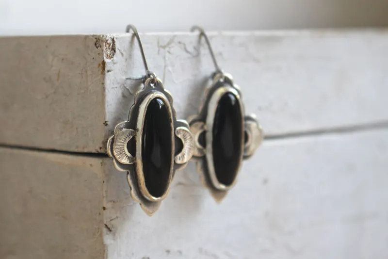 Luna de ónix, aretes orientales en plata y ónix