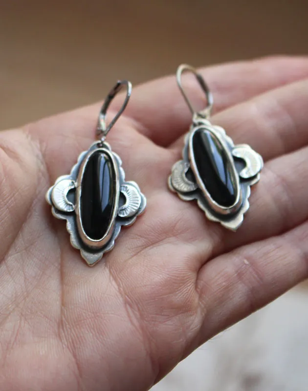 Luna de ónix, aretes orientales en plata y ónix
