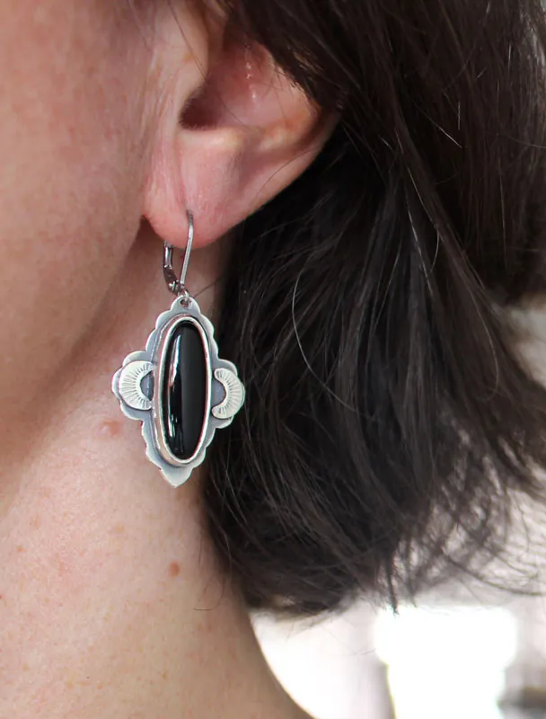 Luna de ónix, aretes orientales en plata y ónix