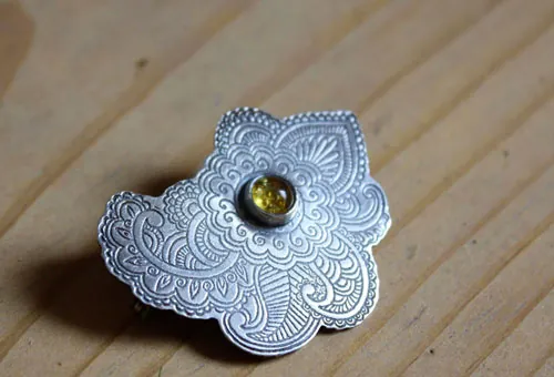 Luna de Persia, broche Ruta de la Seda en plata y ámbar