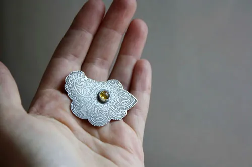 Luna de Persia, broche Ruta de la Seda en plata y ámbar