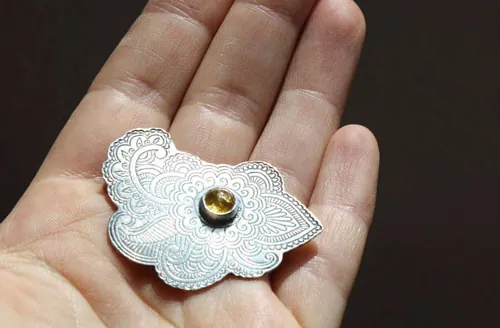 Luna de Persia, broche Ruta de la Seda en plata y ámbar