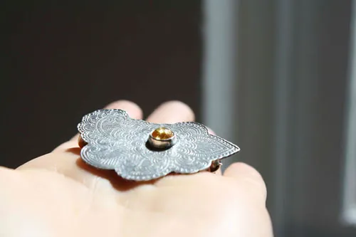 Luna de Persia, broche Ruta de la Seda en plata y ámbar