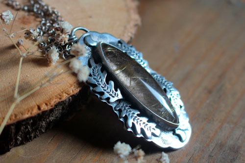 Luna del solsticio, collar hoja de roble en plata y cuarzo rutilado