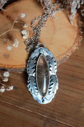 Luna del solsticio, collar hoja de roble en plata y cuarzo rutilado
