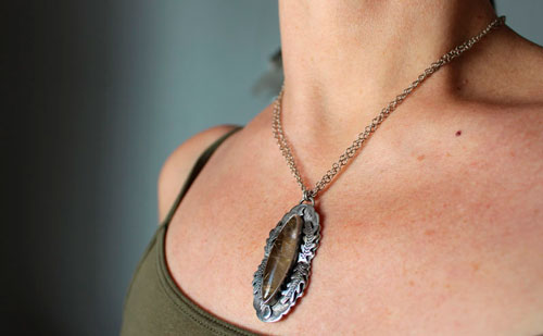 Luna del solsticio, collar hoja de roble en plata y cuarzo rutilado