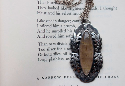 Luna del solsticio, collar hoja de roble en plata y cuarzo rutilado