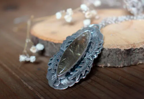 Luna del solsticio, collar hoja de roble en plata y cuarzo rutilado