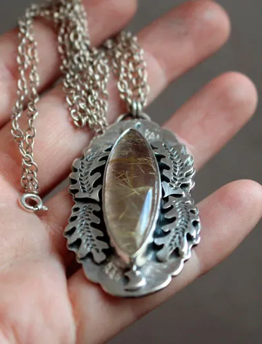 Luna del solsticio, collar hoja de roble en plata y cuarzo rutilado