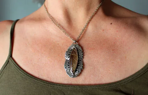 Luna del solsticio, collar hoja de roble en plata y cuarzo rutilado