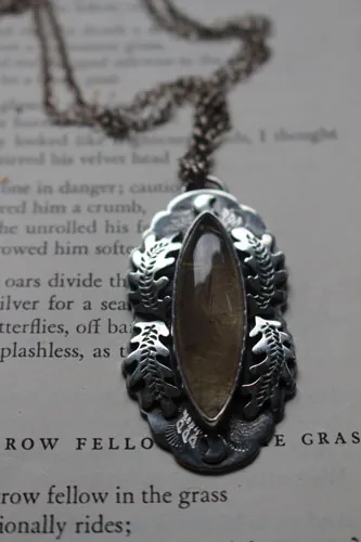 Luna del solsticio, collar hoja de roble en plata y cuarzo rutilado