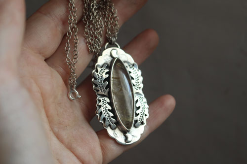 Luna del solsticio, collar hoja de roble en plata y cuarzo rutilado