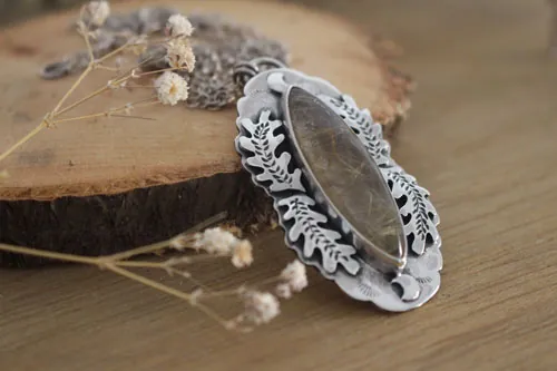 Luna del solsticio, collar hoja de roble en plata y cuarzo rutilado