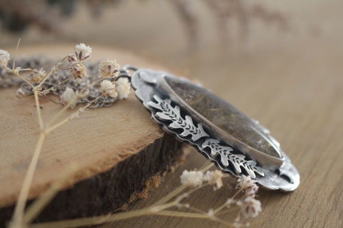 Luna del solsticio, collar hoja de roble en plata y cuarzo rutilado