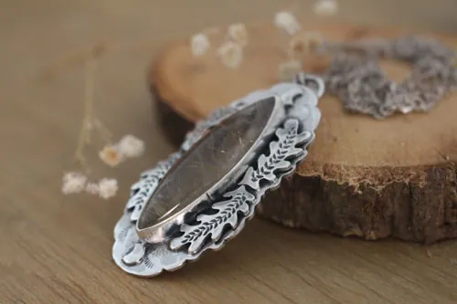 Luna del solsticio, collar hoja de roble en plata y cuarzo rutilado