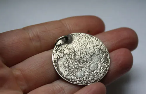 Luna llena, dije satélite nocturno en plata