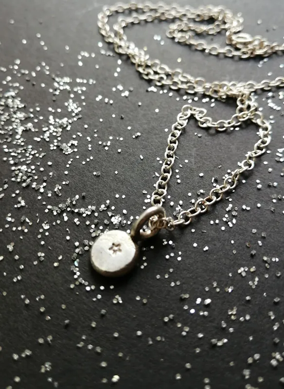 Luz de esperanza, collar pequeña estrella en plata