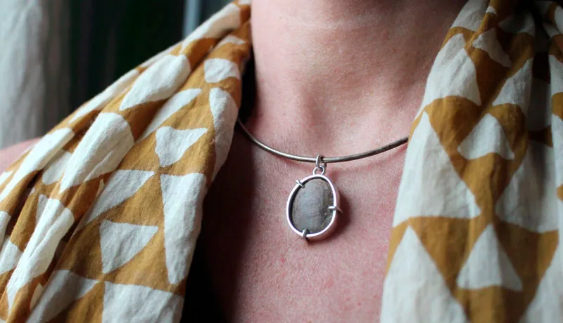 Lyobaa, dije romance de Oaxaca en plata y cerámica