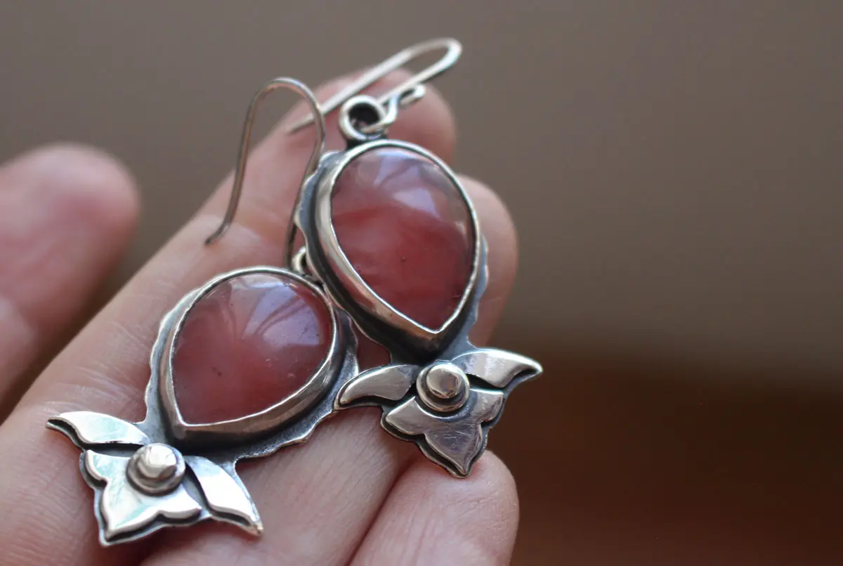 Lys de Oriente, aretes flor en plata y cuarzo fresa