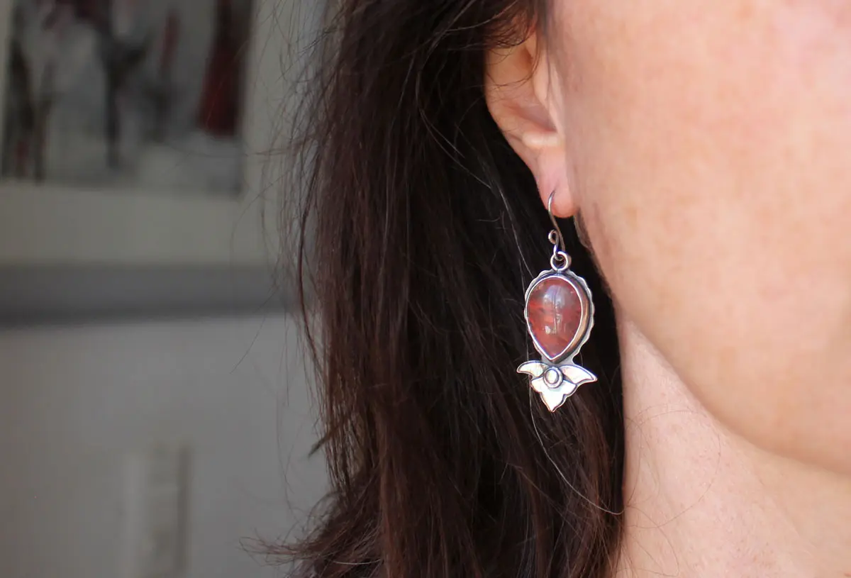 Lys de Oriente, aretes flor en plata y cuarzo fresa