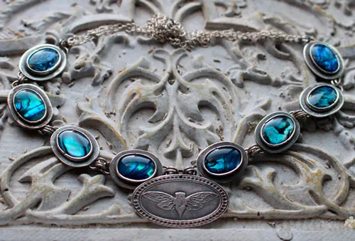 Lysandra, collar mariposa maorí en plata y paua