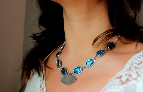 Lysandra, collar mariposa maorí en plata y paua