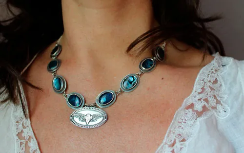 Lysandra, collar mariposa maorí en plata y paua