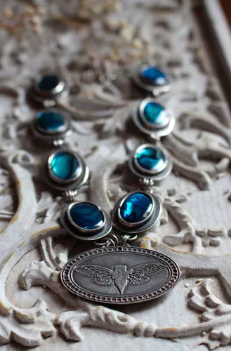 Lysandra, collar mariposa maorí en plata y paua