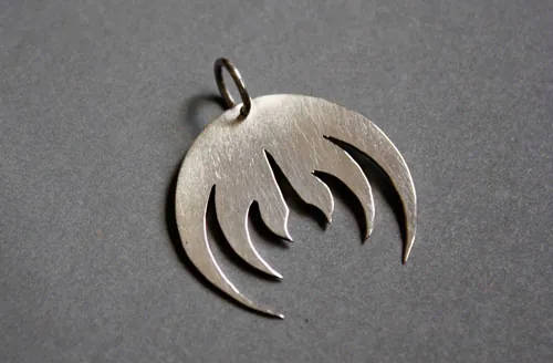 Magma, dije logotipo del grupo de rock en plata