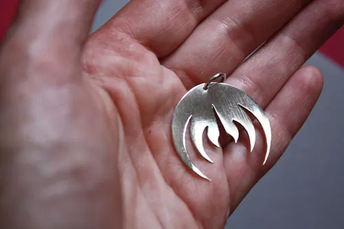 Magma, dije logotipo del grupo de rock en plata