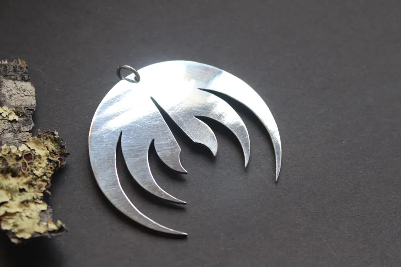 Magma deluxe, dije logo de la banda de rock en plata