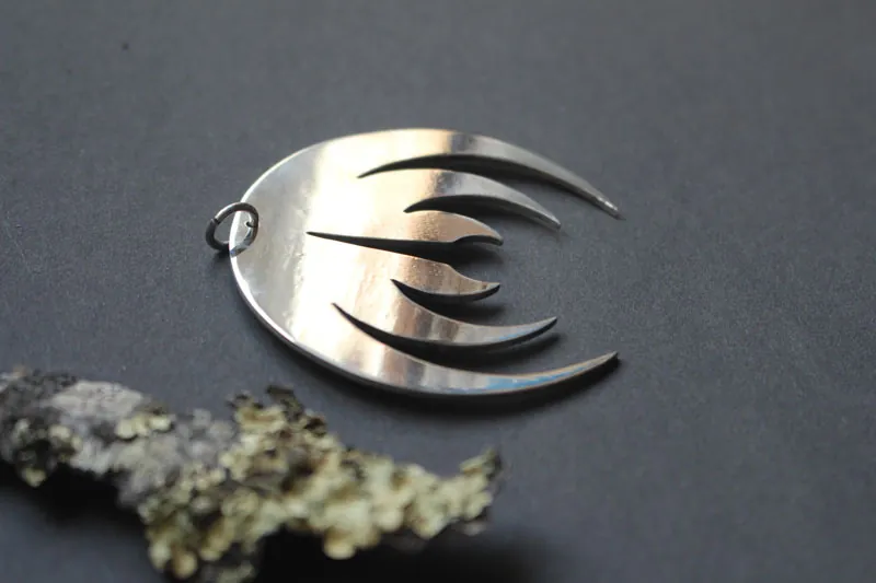 Magma deluxe, dije logo de la banda de rock en plata