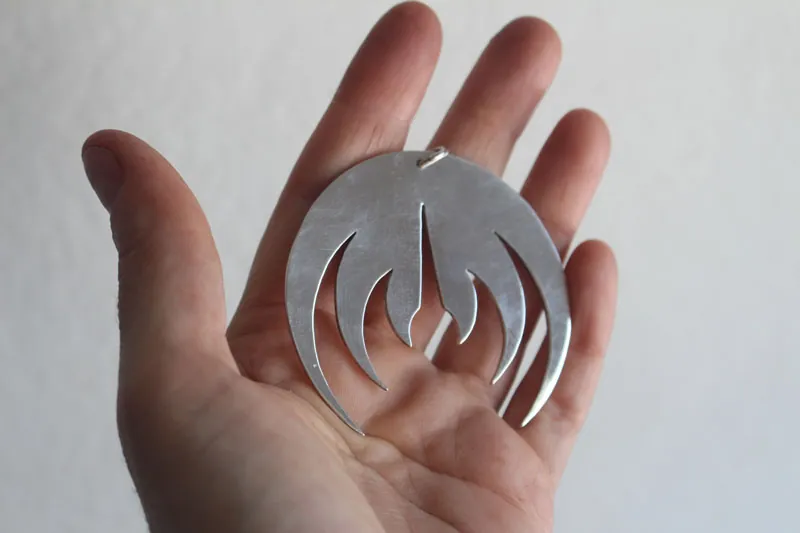 Magma deluxe, dije logo de la banda de rock en plata