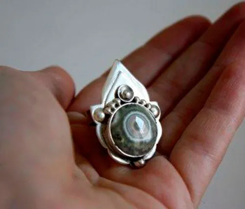 Mahila, anillo tercer ojo indio en plata y jaspe oceánico