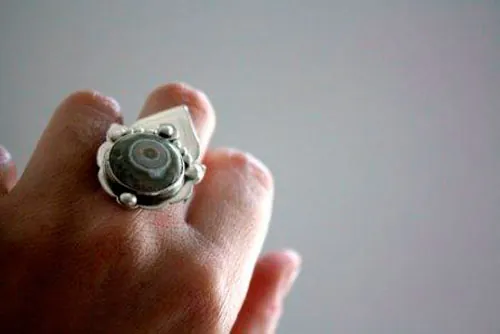 Mahila, anillo tercer ojo indio en plata y jaspe oceánico