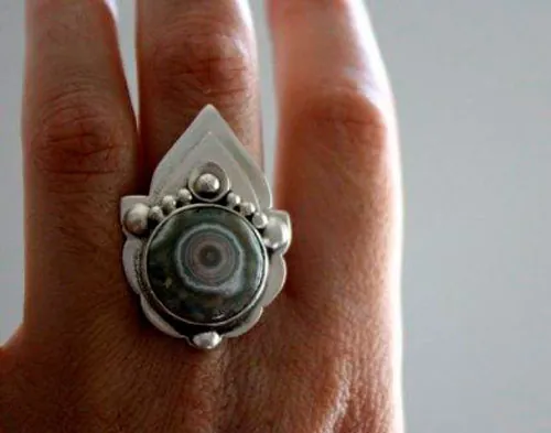 Mahila, anillo tercer ojo indio en plata y jaspe oceánico