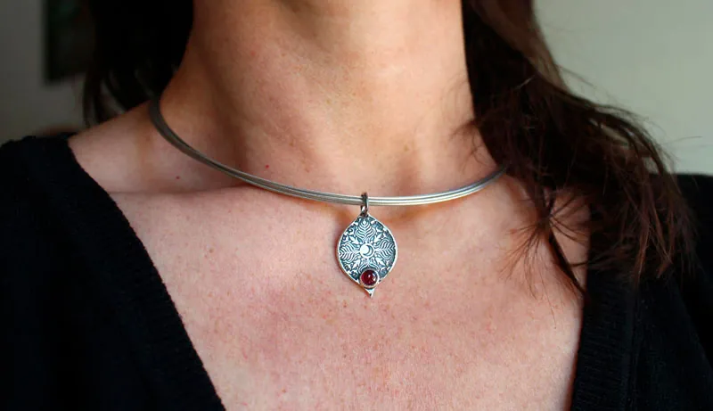Mama Quilla, dije inca con piedra de nacimiento en plata y rubí