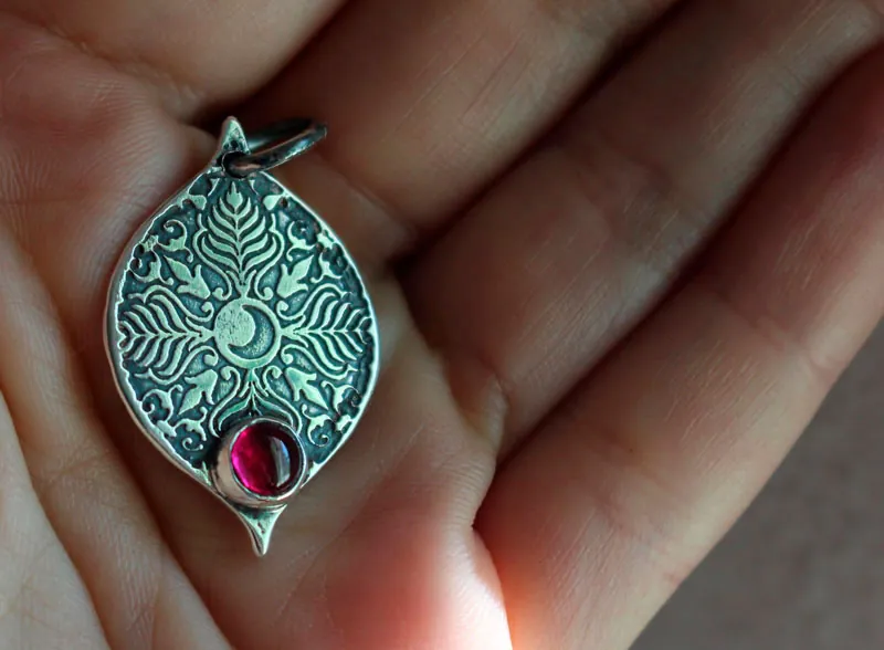 Mama Quilla, dije inca con piedra de nacimiento en plata y rubí