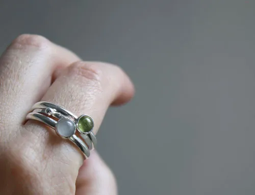 Manglar, anillo apilable en plata, peridoto y aguamarina