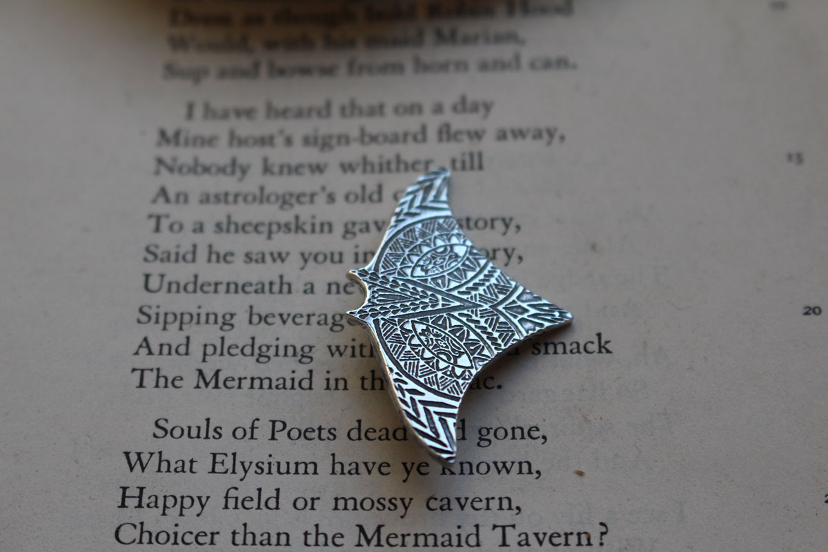 Mantarraya, collar espíritu animal polinesio en plata