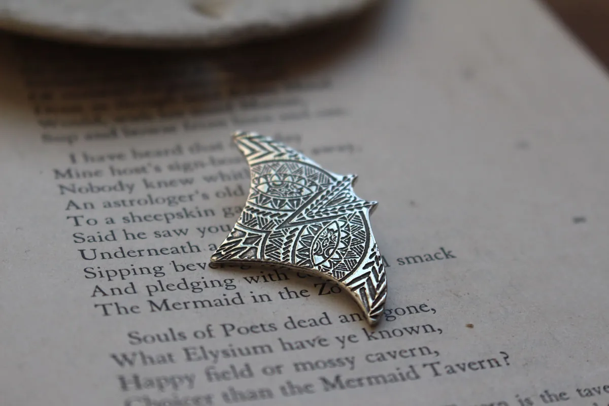 Mantarraya, collar espíritu animal polinesio en plata