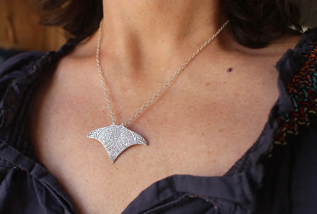Mantarraya, collar espíritu animal polinesio en plata
