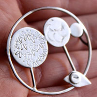 Marcel ama los árboles, broche ave en plata