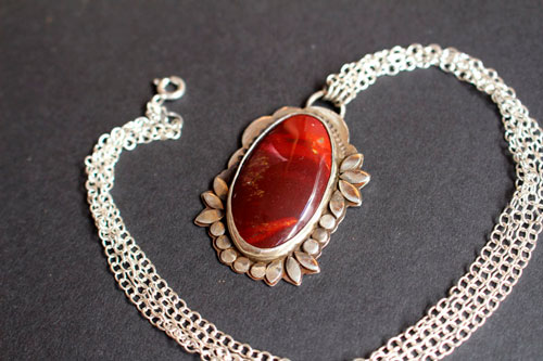 Marie-Antoinette, baroque flower cameo necklace in silver and mookaite jasper