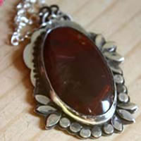 Marie-Antoinette, baroque flower cameo necklace in silver and mookaite jasper