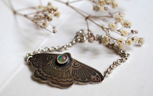 Mariposa de luna, pulsera belleza de la noche en plata y ópalo